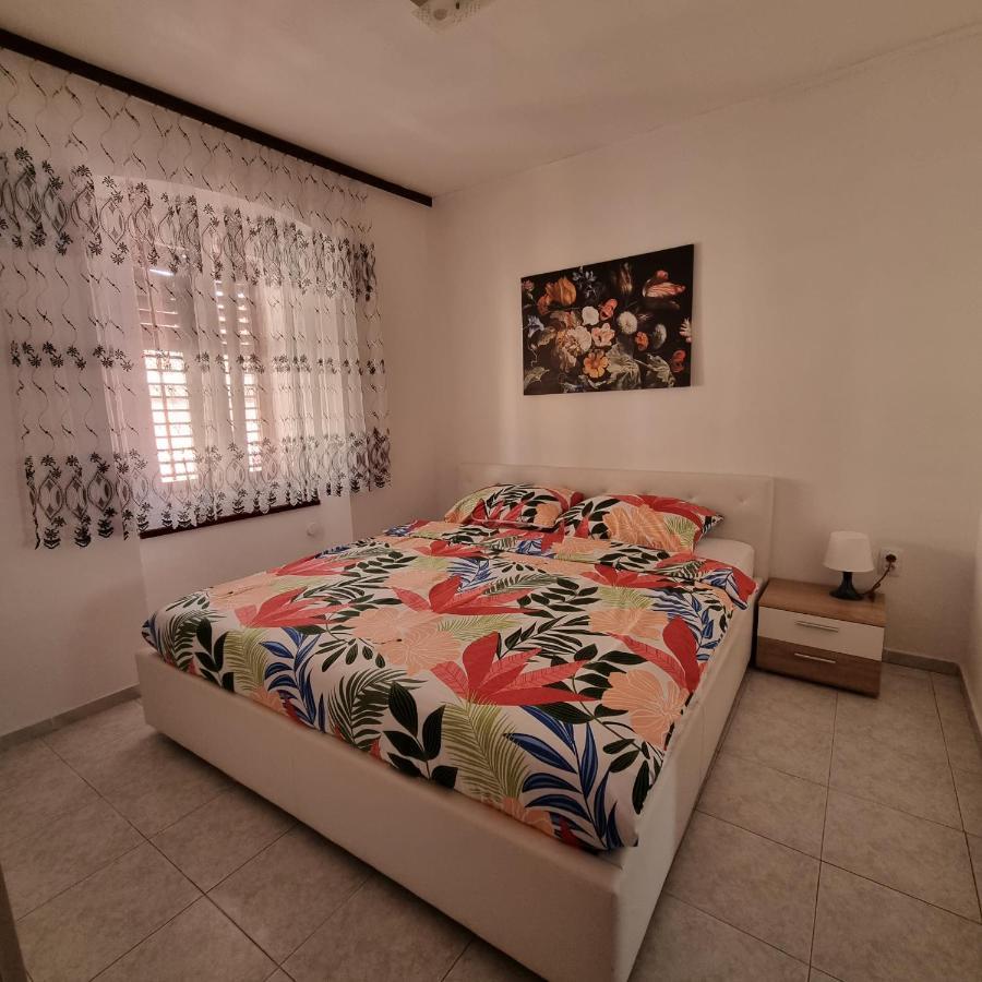 Apartman Dora With Sea View And Terrace Umag Exterior foto